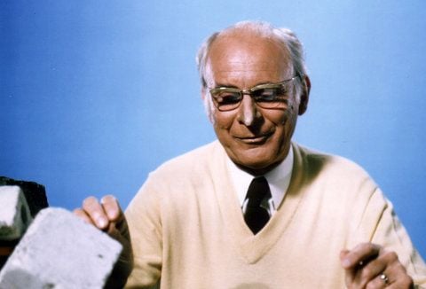 Loriot in der Parodie "Von Steinläusen, Möpsen und Mäusen" als Professor Grzimek.
