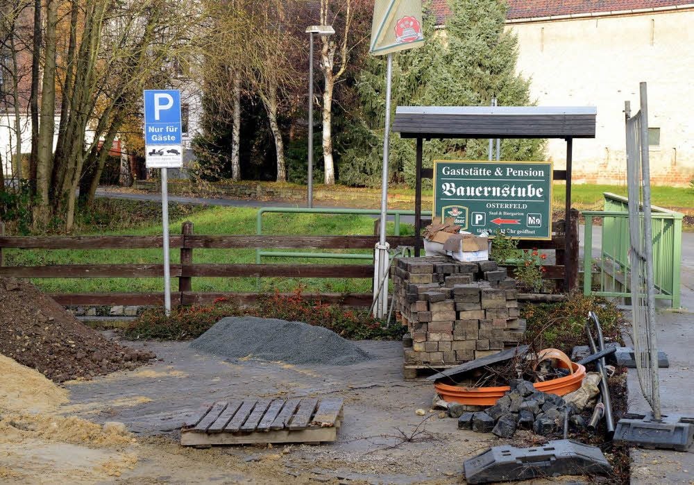 Vor der Bauernstube wird gebaut, die Parkflächen sind seit Wochen nicht nutzbar. Das schreckt Gäste ab.