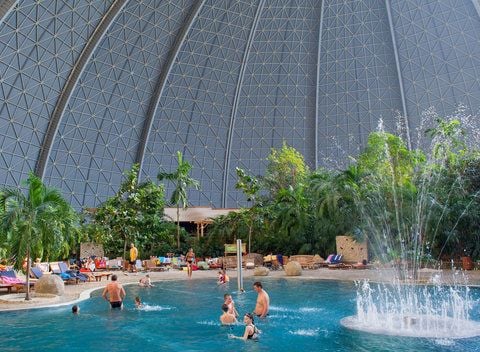 Aufschwung Ost in Brandenburg: Nachdem das «Carolifter»-Projekt zum Bau von Luftschiffen gescheitert war, vergnügen sich 35 Kilometer südlich der Berliner Stadtgrenze Badegäste im Freizeitpark «Tropical Islands». Bis zu 11 000 weitere Betten für Gäste sollen hier entstehen. (FOTO: DPA)