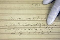 Ein Musikwissenschaftler zeigt auf die Abschrift des ehemaligen Thomaskantors Wilhelm Rust (1822-1892), die eine wiederentdeckte Orgelkomposition von Johann Sebastian Bach (1685-1750) zeigt. (Foto: dpa)