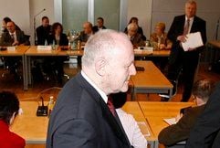 Sachsens Ministerpräsident Georg Milbradt (CDU, M.) kommt in einen Saal im Landtag in Dresden. Im Untersuchungsausschuss des Landtages zur Affäre um die Sachsen LB hat die Zeugenvernehmung des früheren sächsischen Finanzministers begonnen. (Foto: ddp)