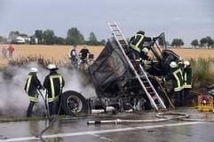 Feuerwehrleute sichern am Sonntagabend (06.08.2006) auf der A 2 (Braunschweig-Magdeburg) nach der Ausfahrt Alleringersleben einen verünglückten Lkw. Der mit flüssiger Schokolade beladene Lastwagen war von der Fahrbahn abgekommen, wie die Polizei am Montag (07.08.2006) mitteilte. (Foto: dpa)