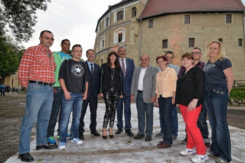 Das Dessauer Team von Rothkegel mit Geschäftsführer Hagen Heine (4.v.l.) und Firmenchef Uwe Rothkegel (6.v.l.) vor der Roßlauer Wasserburg. Dort stieg am Freitag die Party zum 20-jährigen Bestehen des Standortes.