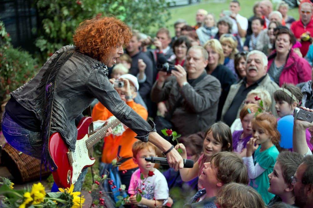 Da geht die Post ab. Das Duo „Cora“, im Bild Cora von dem Bottlenberg, hatte beim Finale des Radwandertages keinerlei Mühe, das Publikum zu begeistern und zum Mitsingen zu animieren.