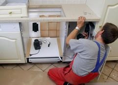 Bei der Küchenmontage empfiehlt es sich, mit den Unterschränken anzufangen - auf diesen lässt sich dann die zugeschnittene Arbeitsplatte befestigen. (Foto: dpa)