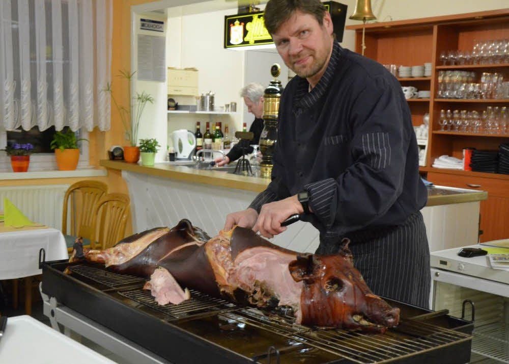 Das Erdschwein ist nach gut fünf Stunden dort, wo es hin soll. Gerald Lexius zerlegt es gekonnt. Dieses Schwein macht bis zu 30 Leute satt.
