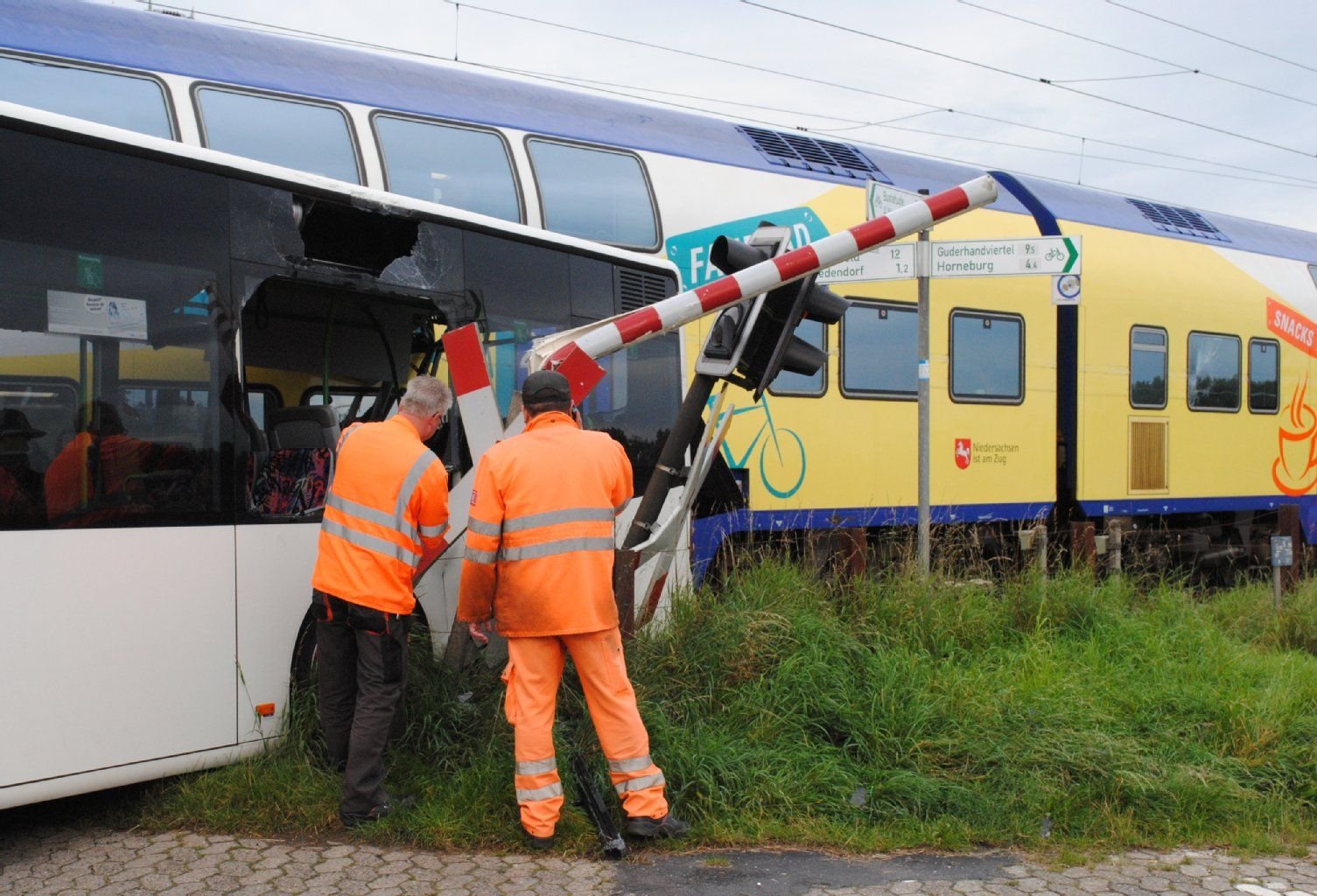 Ein Zug raste in den Bus.