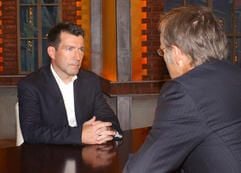 Moderator Reinhold Beckmann spricht am Montag in Hamburg nach der Aufzeichnung der heutigen ARD-Sendung «Beckmann» mit dem ehemaligen Radprofi des Team Telekom, Bert Dietz. (Foto: dpa)