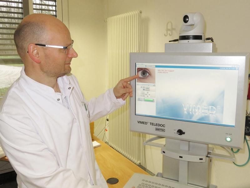 Mediziner Steffen Rickes setzt in der Helios Klinik in Burg telemedizinische Untersuchungen zur schnellen Behandlung von Schlaganfall-Patienten ein. Foto: Wolfgang Benndorf/dpa-Zentralbild