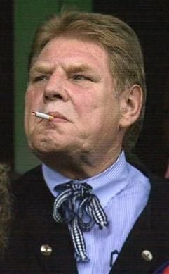 Karl-Heinz Wildmoser zieht im September 2002 an seiner Zigarette. (Foto: dpa)
