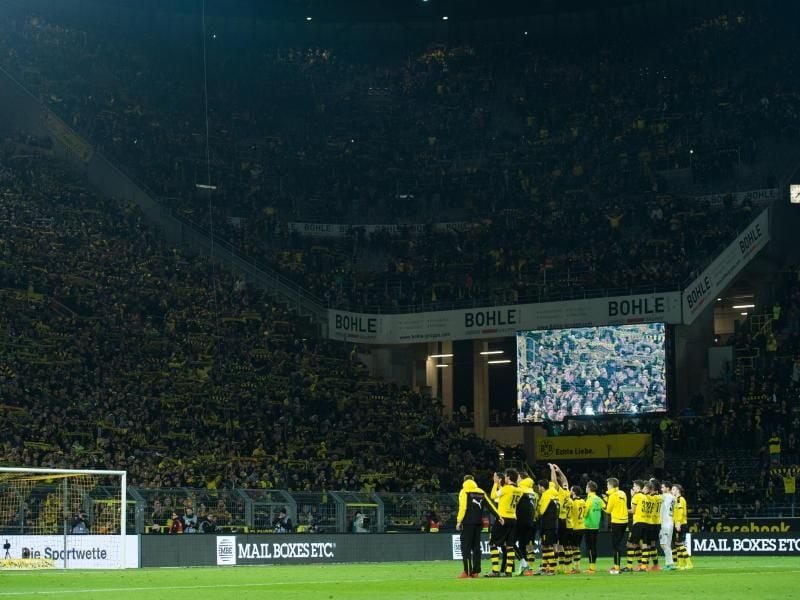Der Tod eines Zuschauers überschattet die Partie zwischen Borussia Dortmund und Mainz 05. Foto: Bernd Thissen