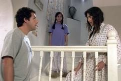 Der amerikanische Schauspieler Adam Sandler und die spanische Schauspielerin Paz Vega (r) spielen im neuen Kinofilm «Spanglish» den Familienvater John und die mexikanische Mutter Flor (Filmszene). Im Hintergrund Flors Tochter Christina (Victoria Luna). Im Film emigrieren Mutter und Tochter wegen eines besseren Lebens aus Mexiko in die USA und fangen ohne englische Sprachkenntnisse an, in der chaotischen amerikanischen Familie von John zu arbeiten. (Foto: dpa)