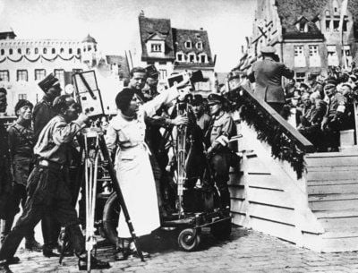 Leni Riefenstahl (M) gibt Regieanweisungen für ihre Dokumentation des Nürnberger Parteitags 1934. (FOTO: DPA)