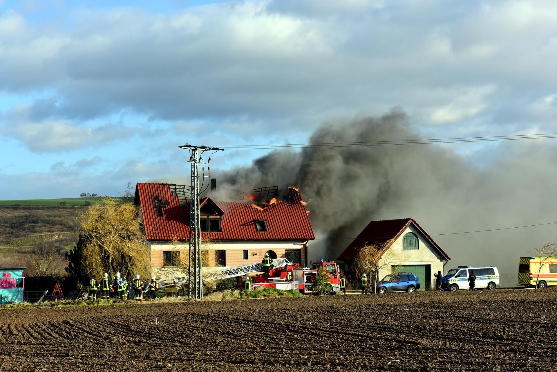 Das Wohnhaus in Lüttchendorf brannte lichterloh und ist zunächst nicht bewohnbar.