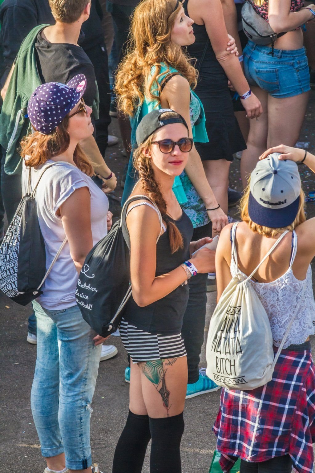 Festivalbesucher stehen vor der Hauptbühne in Ferropolis, wo derzeit das Splash! stattfindet.