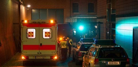 Sanitäter treffen an der Justizvollzugsanstalt im sächsischen Görlitz ein. (FOTO: DPA)