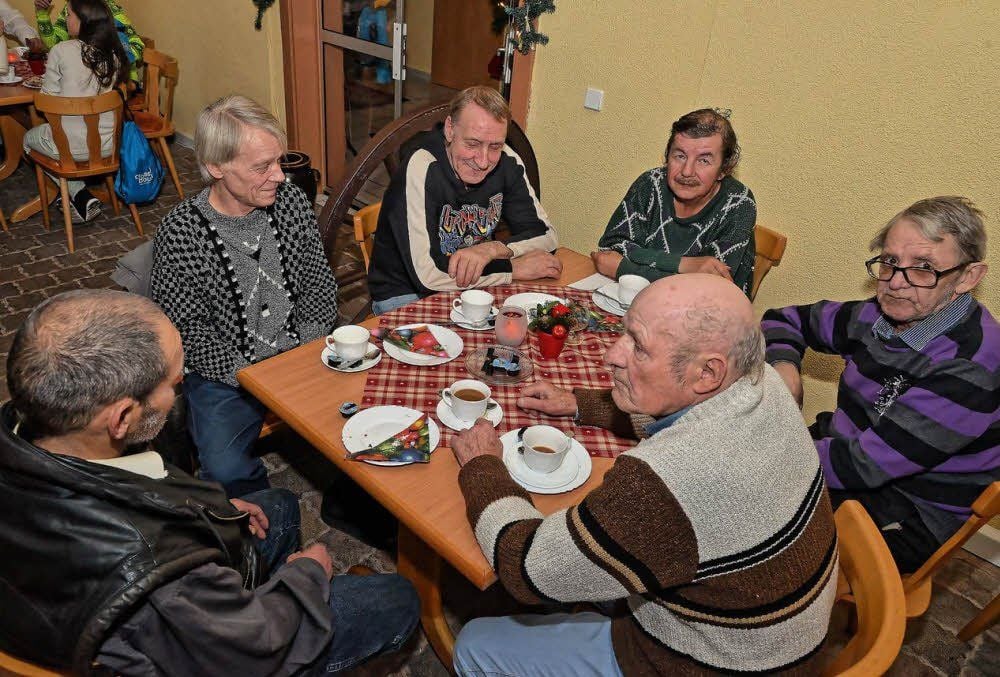 Die Wirtin der Bauernstube Stillinge hat am Montagnachmittag Obdachlose zu einem gemütlichen Weihnachtsnachmittag mit Überraschungen in ihre Gaststätte eingeladen.