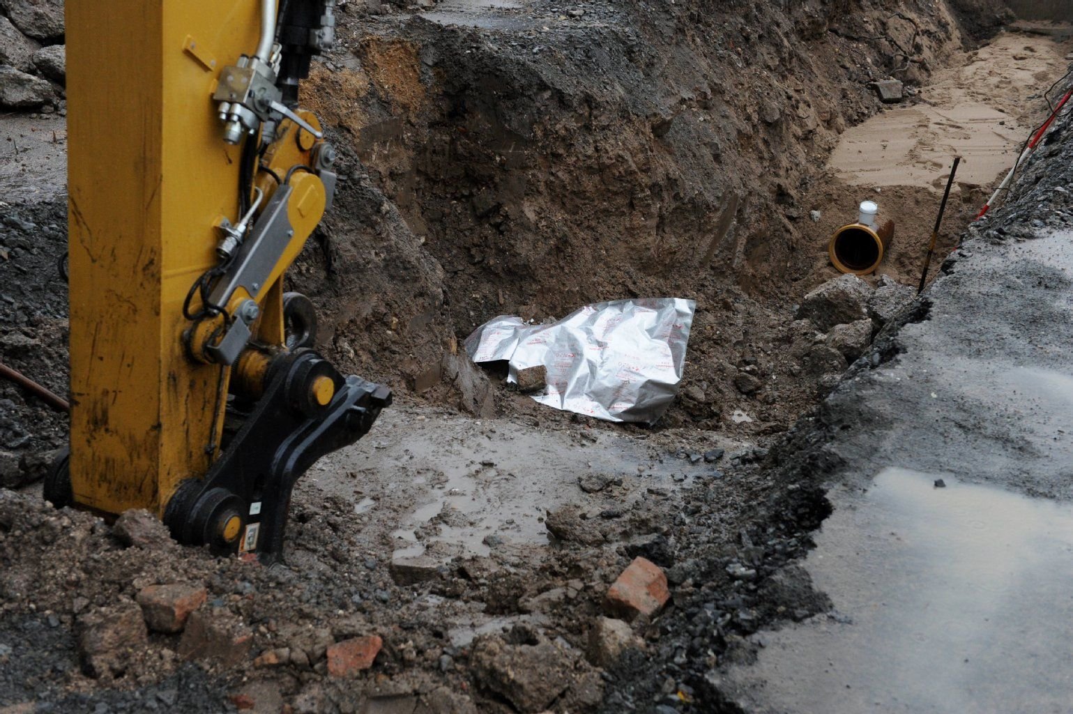 Die Bombe am Fundort am der Rheinboulevard-Baustelle.