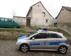 Ein Polizeifahrzeug steht vor einem Haus in Westerhausen (Landkreis Harz), in dem sich die Familientragödie ereignete. (Foto: dpa)