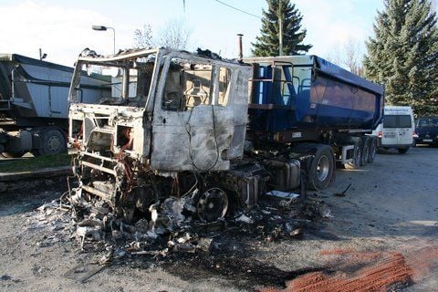 Eine Lastwagenfahrerin ist in der Nacht zum Donnerstag in Bad Kösen nur knapp dem Feuertod entgangen. (FOTO: BEHRENS)