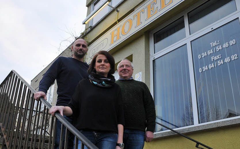 Im ehemaligen Hotel Garni West wird zukünftig der Pflegedienst Kamillus seinen Sitz haben. Hotelier Karl-Heinz Pietschmann (re.) unterstützt Vico Acker und Romy Meyer.