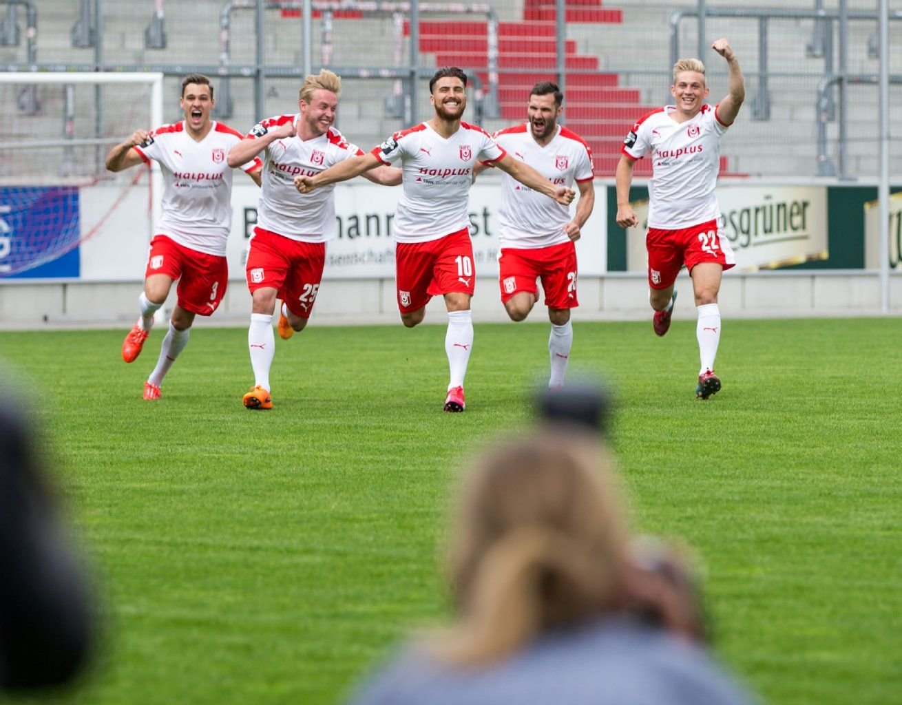 Die Spieler des HFC Dominic Rau, Marcel Baude, Selim Aydemir, Sascha Pfeffer und Max Jansen (v.l.n.r.) zeigen den Fotografen ihre Freude auf die neue Saison.