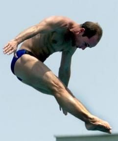 Jan Hempel springt bei den Schwimm-Europameisterschaften in Istanbul 1999 vom Zehn-Meter-Turm (Foto: dpa).
