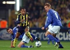 Der Schalker Ebbe Sand (l.) sowie Sören Larsen und Alex von Fenerbahce Istanbul versuchen an den Ball zu kommen. (Foto: dpa)