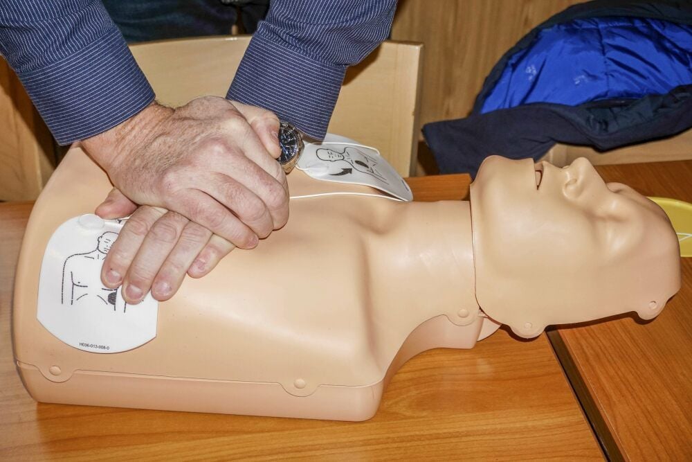 Eine Herzdruckmassage kann Leben retten. Mithilfe des Defibrillators wird den Ersthelfern die Reanimation einer Person erleichtert.