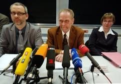 Der leitende Oberstaatsanwalt Hans-Joachim Petri (M) sitzt am Samstag (21.02.2004) während einer Pressekonferenz in Mühlhausen zum Mehrfachmord in Thüringen vor den Journalisten, daneben Dirk Germerodt, Sprecher der Staatsanwaltschaft Mühlhausen (l), und Staatsanwältin Janet Hankel (r). Einem 25-jährigen Mann aus Eisenberg wird vierfacher Mord und ein Mordversuch vorgeworfen, er hat sie in den Vernehmungen bereits gestanden. (Foto: dpa)
