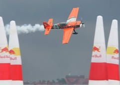 Der französische Pilot Nicolas Ivanoff fliegt am Donnerstag (25.05.2006) in Berlin während des Trainings zum Red Bull Air Race in seinem einmotorigen Flugzeug zwischen zwei Kunststoff-Pylonen hindurch. (Foto: dpa)