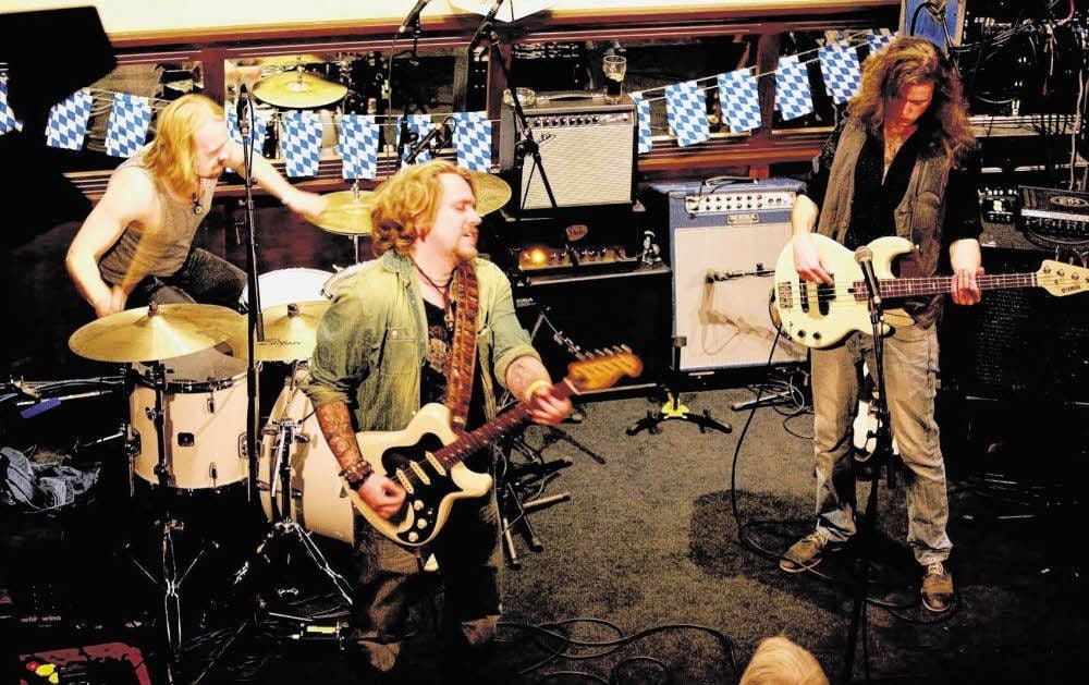Ein Ascherslebener vertritt Deutschland. Die Fahrkarte dafür erspielte sich Mike Seeber (Mitte) jetzt mit dem Mike Seeber Trio in Eutin.