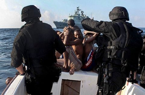 Portugiesische Soldaten halten mutmaßliche Piraten am 18.12.2009 auf der Fregatte «Alvares Cabral» im Golf von Aden, Somalia in Schach. Die Piraterie am Horn von Afrika ist berüchtigt. (SYMBOLFOTO: DPA)