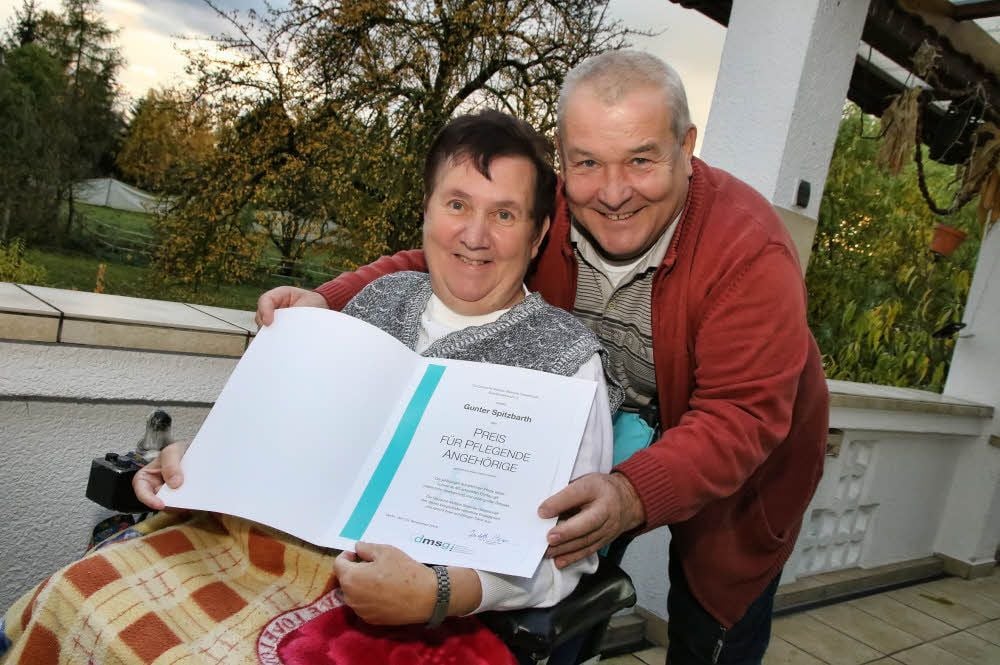Helga Spitzbarth ist stolz auf die Auszeichnung, die ihr Mann Gunter in Berlin überreicht bekommen hat.