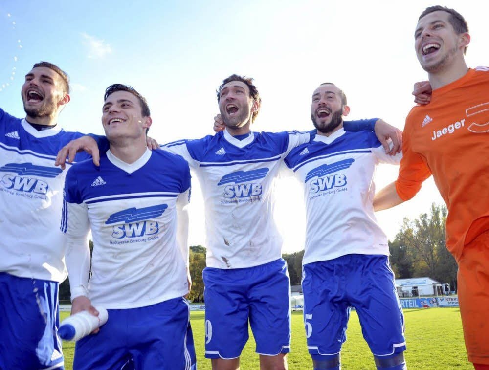 Jan Bauer, Christian Wegener, Matthias Härtl, Marius Nowoisky und Patrick Baldauf (v.l.) schreien ihre Freude über den Sieg im Pokalspiel heraus. In der nächsten Runde kommt mit Magdeburg der nächste Regionalligist.