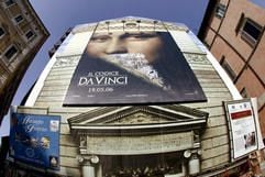 Filmplakat des Thrillers «The Da Vinci Code» («Sakrileg») angebracht an der Kirche von San Pataleo in Italien. (Foto: dpa)