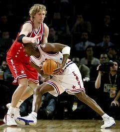 Dirk Nowitzki versucht einen Angriff von Michael Jordan abzuwehren. Hier beim All-Star Game. (Foto: dpa)