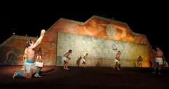 Ballspieler demonstrieren am 27.03.2006 in den präkolumbianischen Ruinen von Teotihuacan in Mexiko das vorspanisches Pelotaspiel «Pok ta Pok». (Foto: dpa)