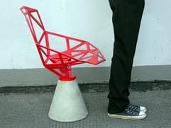 Es kommt drauf an, was man daraus macht: Der Sessel «Chair_one», den Designer Konstantin Grcic für das italienische Unternehmen Magis entworfen hat, baut auf einer schlichten Zementform auf. (Foto: dpa)