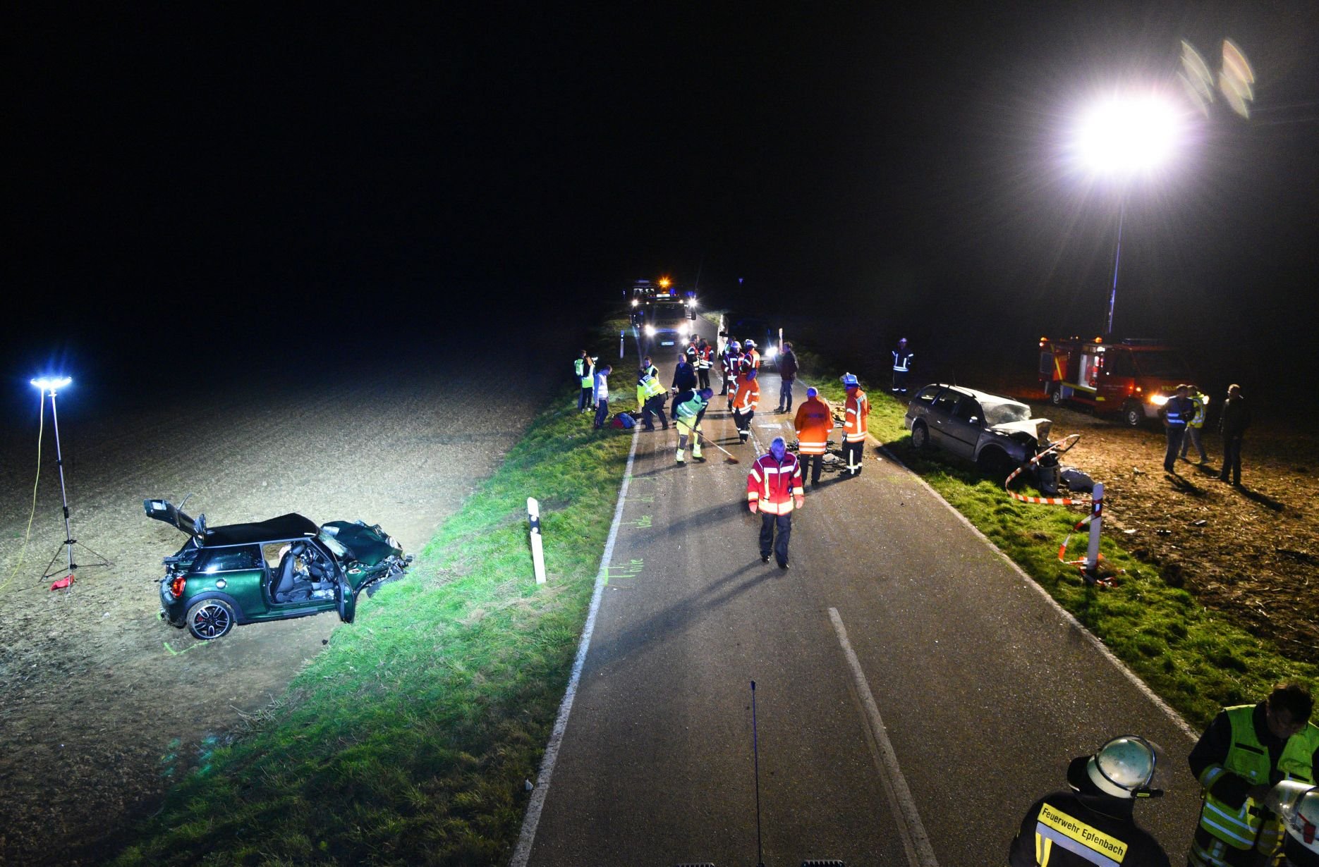 Blick auf die Unfallstelle bei Waibstadt. Zwei Menschen sind am Donnerstagabend bei einem Unfall ums Leben gekommen.