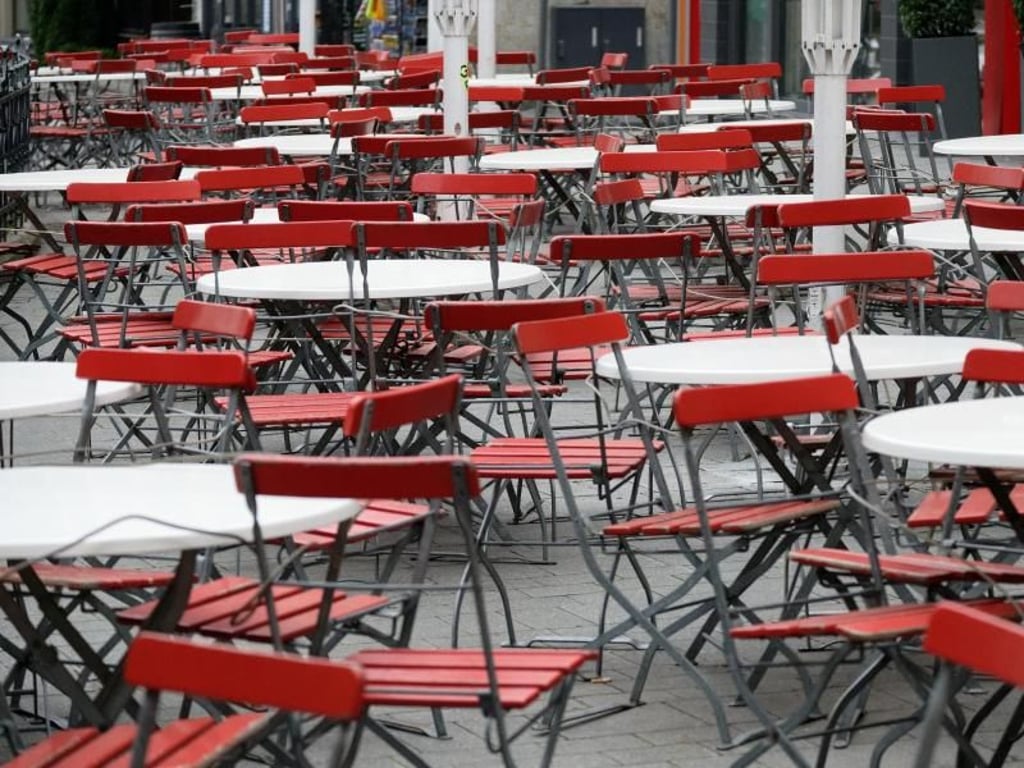 In Magdeburg liegt die Sieben-Tage-Inzidenz seit Tagen unter 100 liegt, hier dürfen Gastronomen im Außenbereich Gäste bewirten - wenn das Wetter mitspielen würde. Foto: Henning Kaiser/dpa-tmn