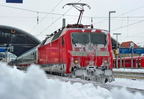 Eis und Schnee hängen am Hauptbahnhof in Halle am Triebwagen eines IC-Zuges. (FOTO: DAPD)