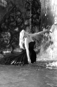 Das Archivbild vom 17.04.1959 zeigt die schwedische Schauspielerin Anita Ekberg im Trevi-Brunnen in Rom. Mit dieser Szene aus dem Film «Dolce Vita» von dem italienischen Regisseur Federico Fellini wurde sie weltberühmt. (Foto: dpa)