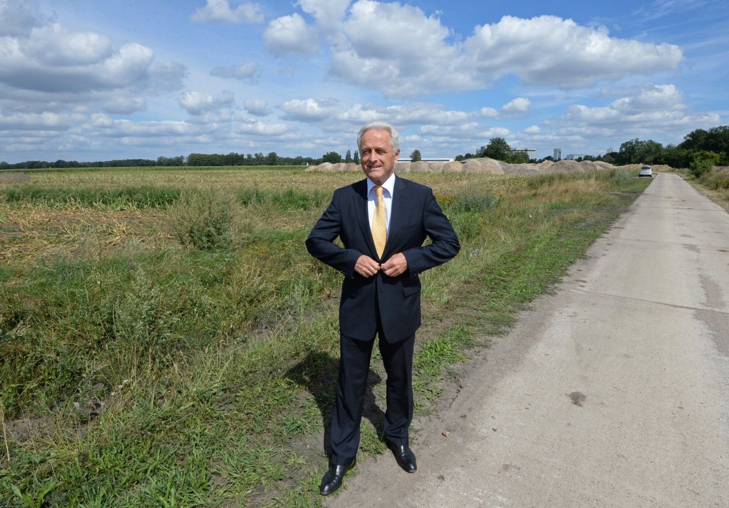 Bundesverkehrsminister Peter Ramsauer (CSU) steht auf der zukünftigen Baustelle für das Teilstück der Autobahn 14 in der Prignitz nahe Karstädt (Brandenburg). Der etwa 12 Kilometer lange Autobahnabschnitt kostet etwa 118 Millionen Euro und soll bis 2015 abgeschlossen sein.