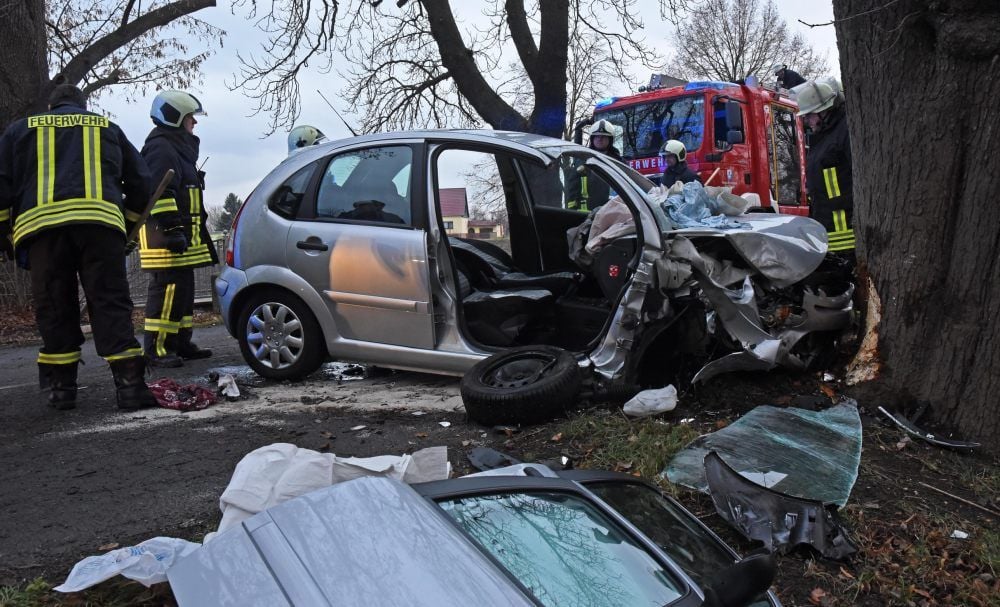 Der silberfarbene Kleinwagen ist nach dem Unfall in Gatersleben total zerstört.