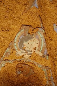 Mitarbeiter eines internationalen Forscherteam haben hinter den zerstörten Buddha-Statuen von Bamian in Zentralafghanistan Ölbilder aus der Zeit zwischen dem fünften und neunten Jahrhundert n. Chr. entdeckt. (Foto: dpa)