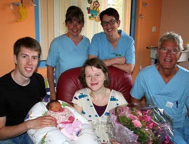 Unser Bild zeigt neben Ronja und ihren Eltern (von rechts) Dieter Sontheimer, den Chefarzt der Klinik für Kinder- und Jugendmedizin, die betreuende Hebamme Tanja Nieweg sowie Claudia Pultz, Kinderkrankenschwester in der Neonatologie.