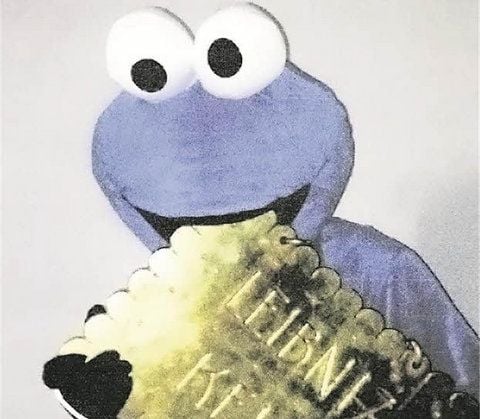 Der als Krümelmonster maskierte Erpresser samt Keks