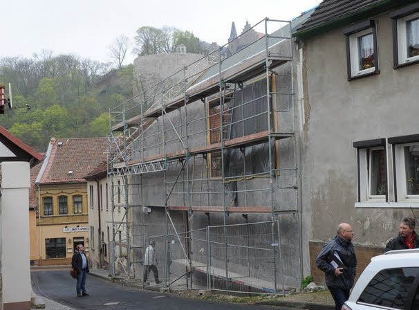 Draußen ist der Neubau noch verhüllt. Drinnen im Museum ist das Wandbild im späteren Altarraum fertiggestellt.