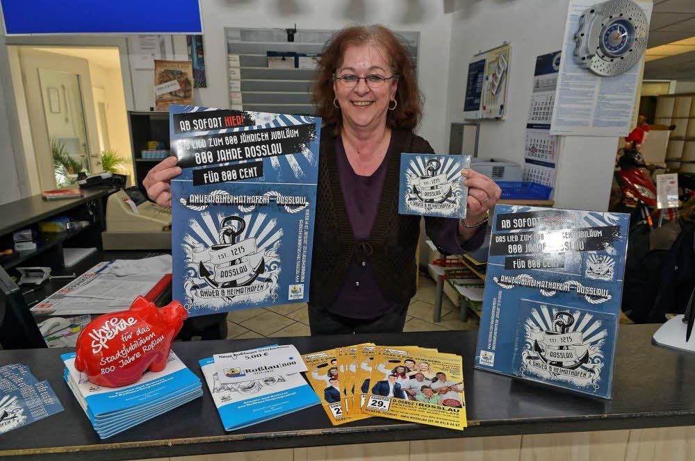 Andrea Richter, Mitarbeiterin des Autohauses Küschner, präsentiert die neue CD.